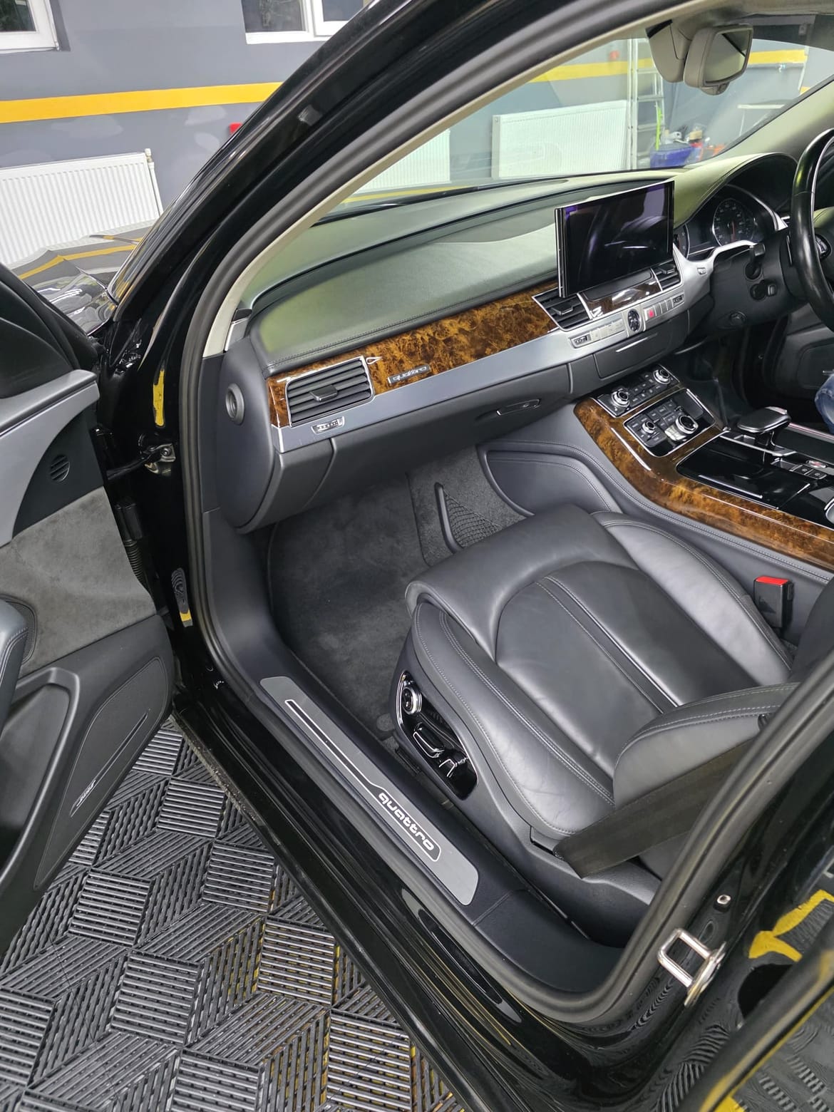 Audi Q7 pregătit în atelier ca mașină nouă