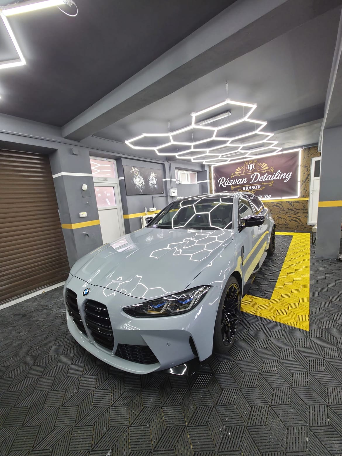 BMW M3 în atelierul Răzvan Detailing din Brașov, sub iluminarea hexagonală