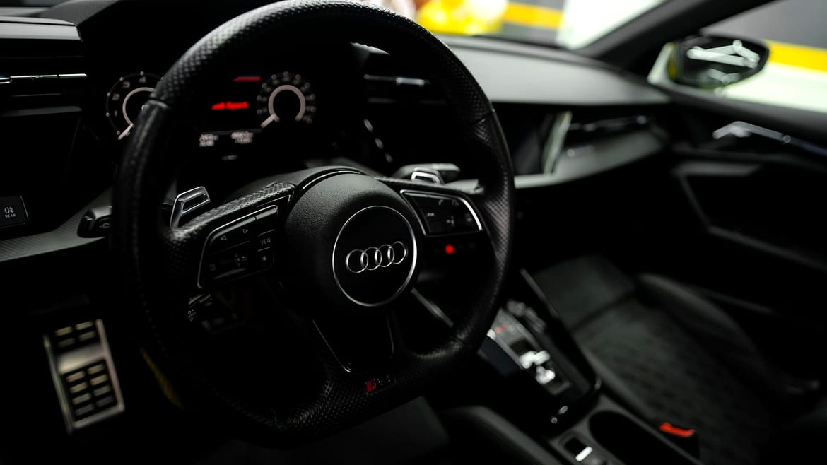 Interior lucrat în profunzime în atelierul Răzvan Detailing